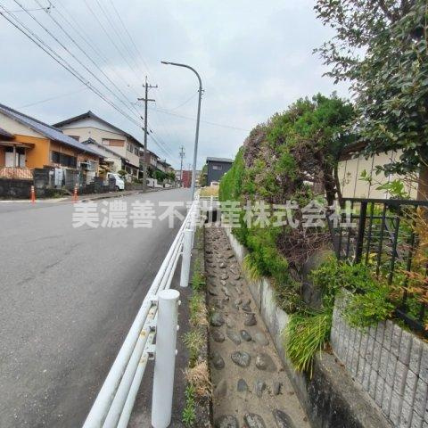 ６００１７　岐阜市大洞桐が丘中古戸建の前面道路含む現地写真