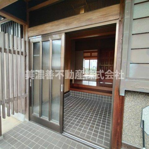 ６００１７　岐阜市大洞桐が丘中古戸建の玄関
