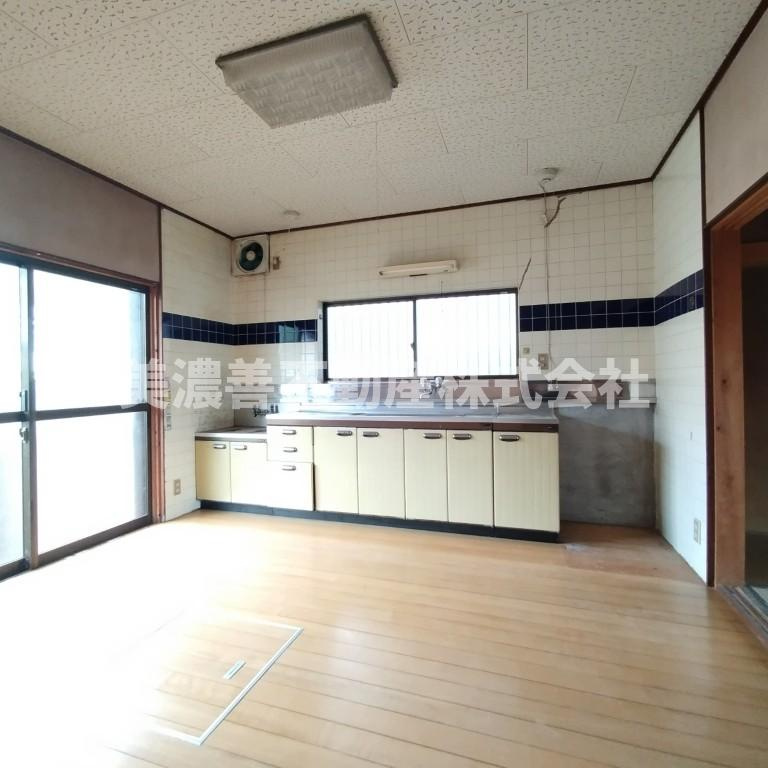 ６００１７　岐阜市大洞桐が丘中古戸建のキッチン