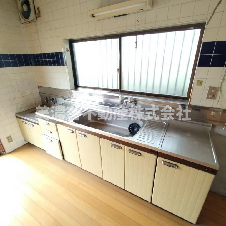 ６００１７　岐阜市大洞桐が丘中古戸建のキッチン
