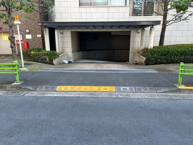敷地内駐車場入口