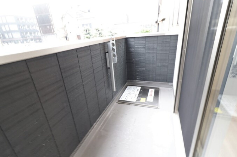PREMILIFE都町18のバルコニー