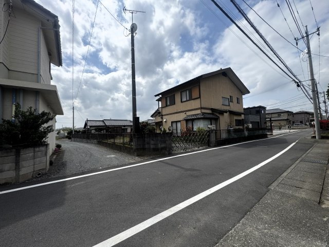 前橋市上新田町　中古住宅の前面道路含む現地写真|北側前面道路幅員約5.4ｍ