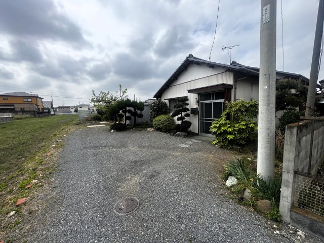 前橋市上新田町　中古住宅の駐車場|2台以上駐車可能　庭を拡張すれば複数台駐車可能になります