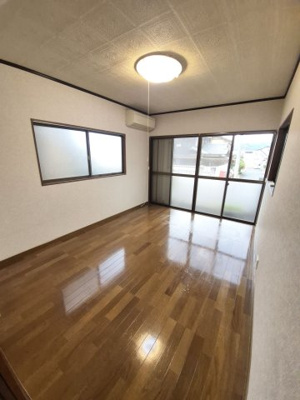 【居間・リビング】 | 亀岡　下矢田町一丁目　一戸建