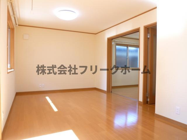 三鷹市下連雀３丁目のアパートの居間・リビング