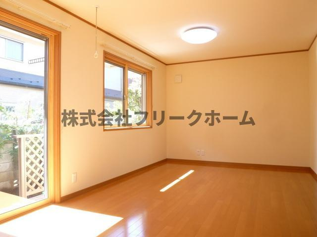 三鷹市下連雀３丁目のアパートの居間・リビング