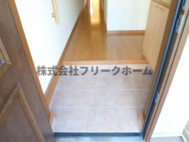 三鷹市下連雀３丁目のアパートの玄関