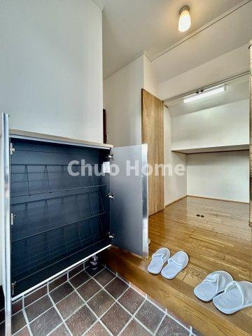 葛飾区西水元6丁目中古住宅の玄関|【玄関】玄関には大型のシューズクローゼットを設置しておりますのでいつでもスッキリりとした空間を保てます。玄関周りを清潔に使うのはとても大事なことですよね。