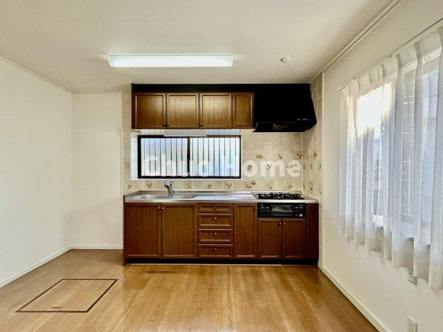 葛飾区西水元6丁目中古住宅のキッチン|ワイドで収納豊富なシステムキッチン