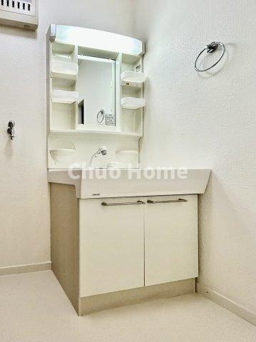 葛飾区西水元6丁目中古住宅の独立洗面台|【洗面化粧台】洗面化粧台には三面鏡を採用。身だしなみを整えやすい事はもちろんですが、鏡の後ろに収納スペースを設ける事により、散らかりやすい洗面スペースをすっきりさせる事が出来るのも嬉しいですね