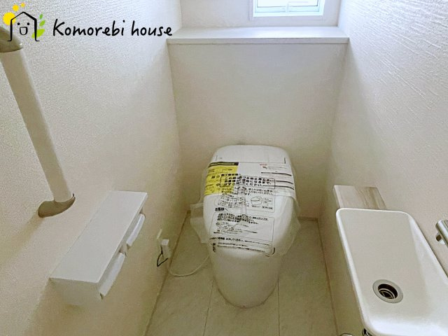 鴻巣市吹上本町2丁目　新築一戸建て　ブルーミングガーデン　01のトイレ|トイレもきれいです