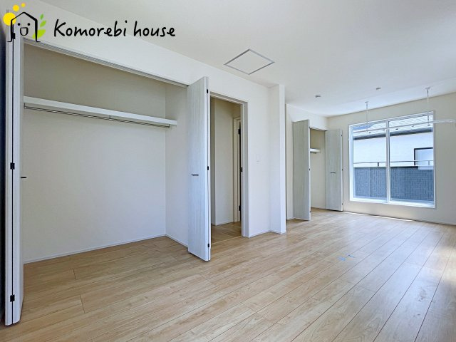 鴻巣市吹上本町2丁目　新築一戸建て　ブルーミングガーデン　01の寝室|広くて明るい寝室