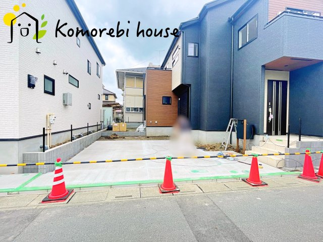 鴻巣市吹上本町2丁目　新築一戸建て　ブルーミングガーデン　01の駐車場|車をお持ちの方に嬉しい駐車場付きの物件です