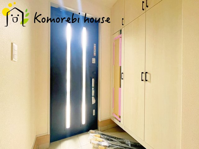 鴻巣市吹上本町2丁目　新築一戸建て　ブルーミングガーデン　01の玄関|明るい玄関です