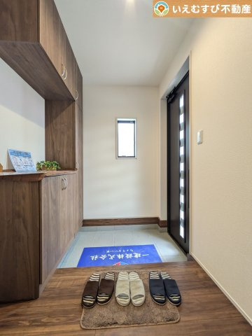 Livele Garden.S　大泉第16寄木戸の玄関|玄関がいつも片づく大容量シューズボックス
充実の収納設備で玄関がすっきり綺麗に過ごせると快適ですよね♪