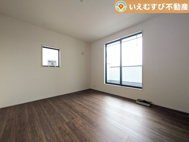 Livele Garden.S　大泉第16寄木戸の洋室|2面採光で明るい居室
たっぷりの採光で自然光の差し込む明るいお部屋！新生活を想像すると楽しみが増しますね♪