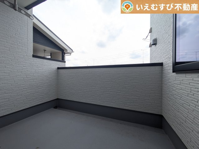 Livele Garden.S　大泉第16寄木戸のバルコニー|ゆとりの広さのバルコニー
南向きで採光たっぷりなのでお洗濯ものが乾きやすい♪おふとんを干すにも余裕の広さ！