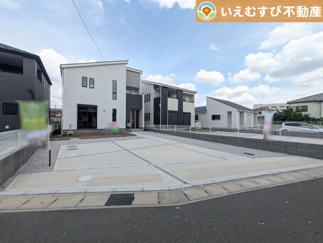 Livele Garden.S　大泉第16寄木戸の駐車場|並列3台駐車可能なゆとりのカースペース
複数台車をお持ちでも、お友達が遊びに来てもゆとりの駐車スペース！
