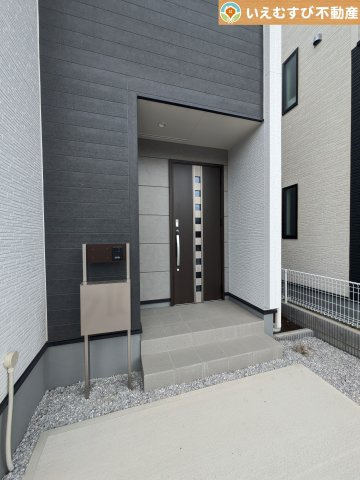 Livele Garden.S　大泉第16寄木戸のエントランス|落ち着いた色づかいのエントランス
駐車場からアクセスの良いエントランス。雨の日や荷物が多くても安心の動線♪