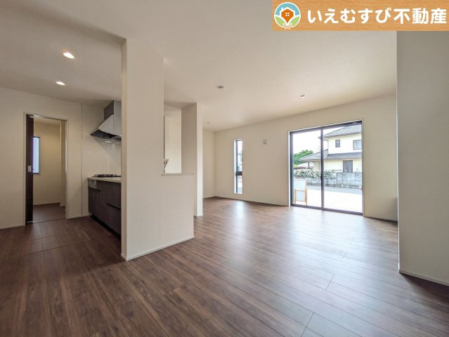 Livele Garden.S　大泉第16寄木戸の居間・リビング|自然光で満たされる明るく開放感溢れるリビング
たっぷりの採光で明るい空間。家族みんなでくつろげます♪