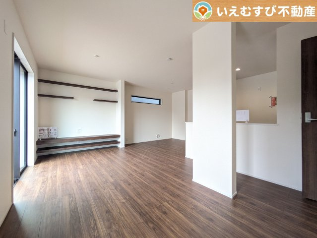 Livele Garden.S　大泉第16寄木戸の居間・リビング|開放感と家族との距離感にこだわったＬＤＫ
採光たっぷりのリビングで休日には家族みんなでくつろげそうですね♪