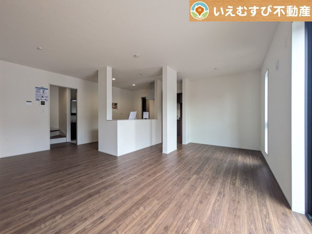 Livele Garden.S　大泉第16寄木戸の居間・リビング|ナチュラルな色合いで落ち着いた印象のリビングダイニング
ぬくもりのあるナチュラルな空間。グリーンを飾っても相性が良さそうですね♪