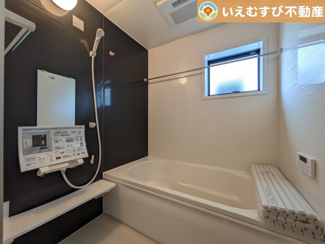 Livele Garden.S　大泉第16寄木戸の浴室|モダンな配色の落ち着いた浴室
ダークトーンの壁面がアクセントになっておしゃれ！窓付きで空気の入れ替えも出来ます！