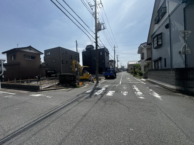 新築　前橋市小相木町第6　Livele Garden.S　１号棟の前面道路含む現地写真|現地写真　北側接道幅員約8ｍ　西側接道幅員約8ｍ