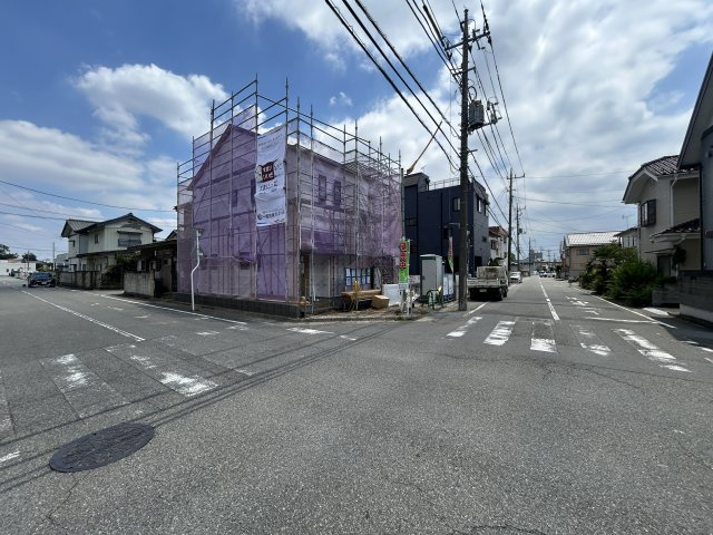 新築　前橋市小相木町第6　Livele Garden.S　１号棟の前面道路含む現地写真|現地写真　北側接道幅員約8ｍ　西側接道幅員約8ｍ