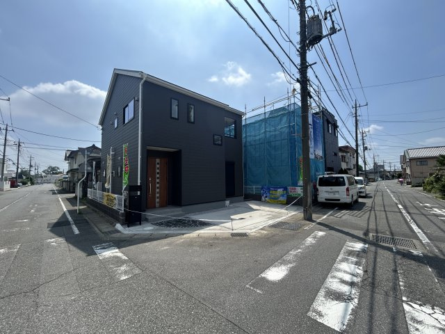 新築　前橋市小相木町第6　Livele Garden.S　１号棟の前面道路含む現地写真|現地写真　北側接道幅員約8ｍ　西側接道幅員約8ｍ