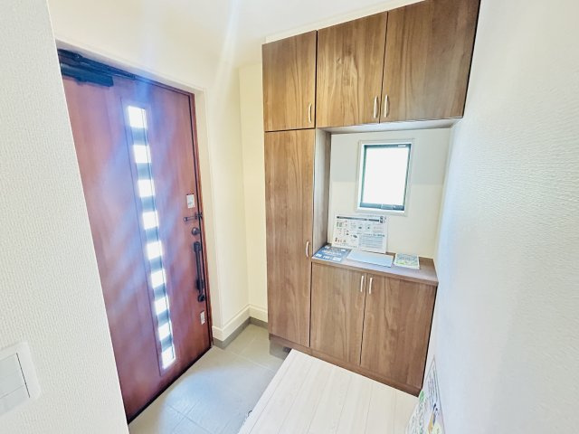 新築　前橋市小相木町第6　Livele Garden.S　１号棟の玄関|現地写真　約３０足収納できる下駄箱は中で段の高さを調節できるのでブーツ等もきっちりしまえます！
