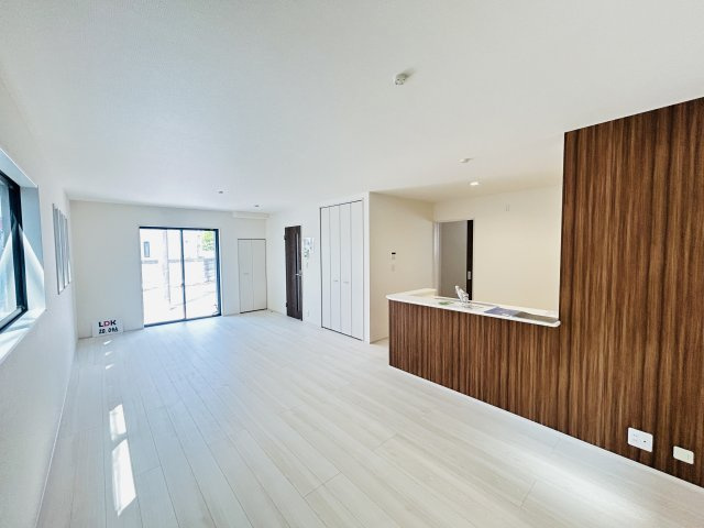新築　前橋市小相木町第6　Livele Garden.S　１号棟の居間・リビング|現地写真　家族の会話が弾む対面キッチン。お子様の様子も確認できて安心ですね。

