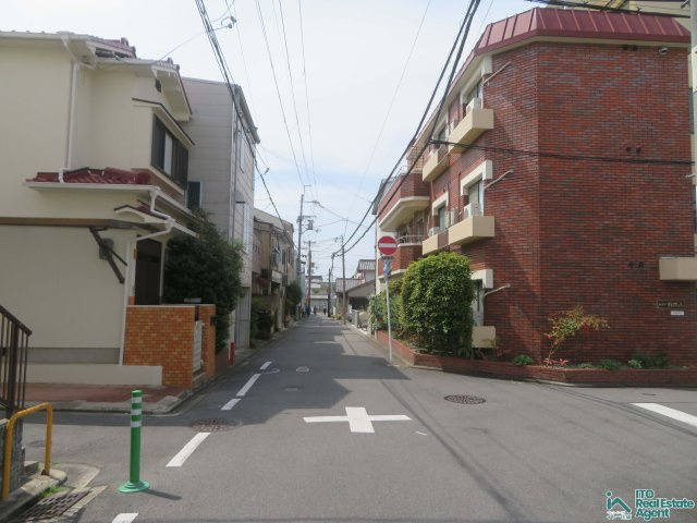 ラ・ヴィル・フルールの前面道路含む現地写真
