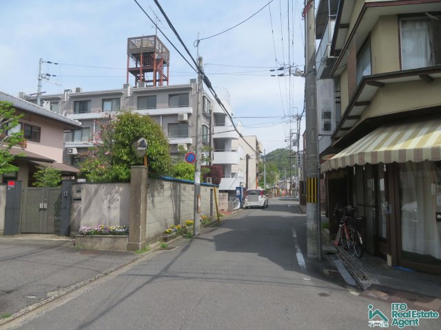 ラ・ヴィル・フルールの前面道路含む現地写真