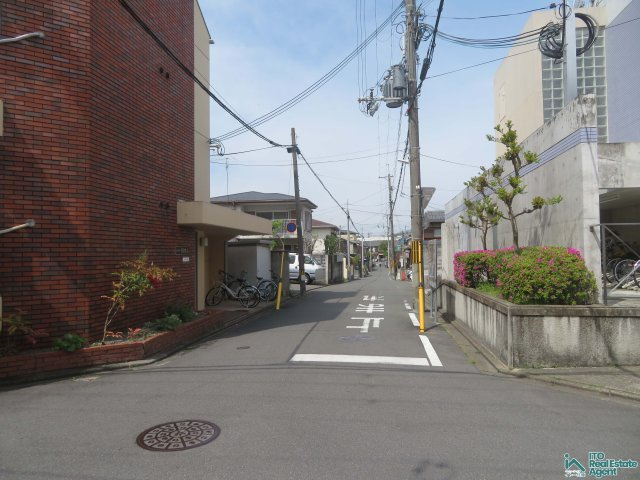 ラ・ヴィル・フルールの前面道路含む現地写真