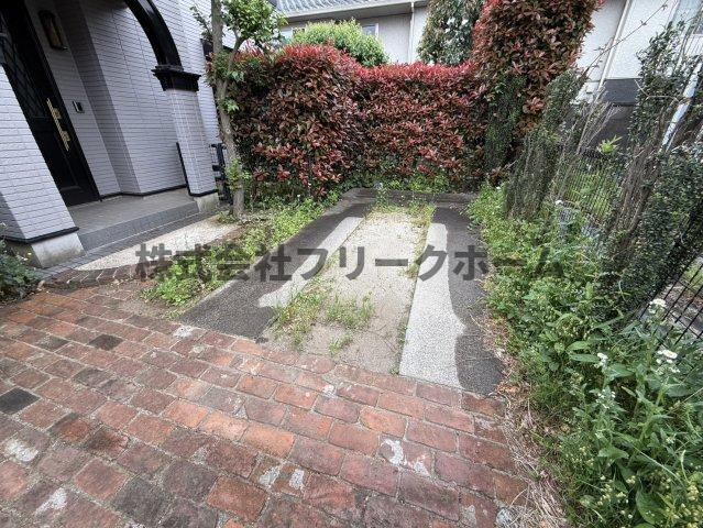 三鷹市下連雀６丁目の一戸建ての駐車場