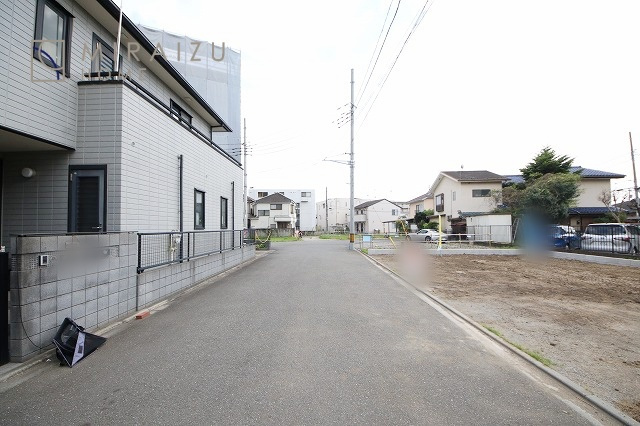 【前面道路含む現地写真】 | 青く澄み渡った綺麗な空と、陽の光をたっぷりと受ける、そんな新築住宅で新生活をスタートしてみませんか？見学・ご相談等、ミライズホーム(株)までお気軽にご連絡下さい♪