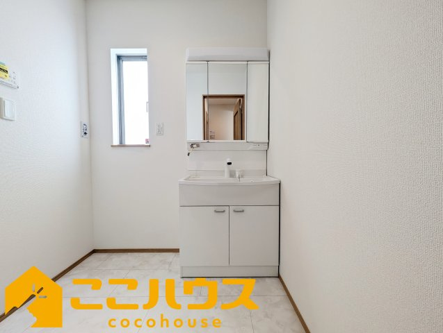 名護市宇茂佐1556番　新築戸建て　全7棟　A号棟の独立洗面台|独立洗面台は収納豊富な三面鏡