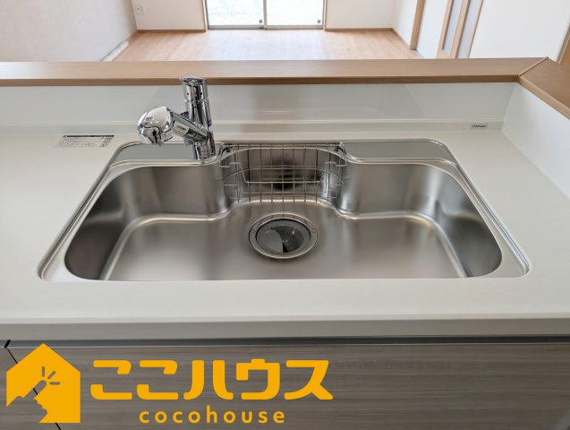 名護市宇茂佐1556番　新築戸建て　全7棟　A号棟のキッチン|洗い物のしやすいワイドシンク