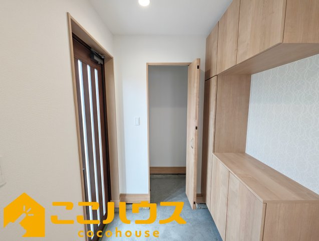 名護市宇茂佐1556番　新築戸建て　全7棟　A号棟の玄関|大容量のシューズボックス