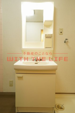 イルプリモ【キャッシュバック対象物件】の独立洗面台|朝の支度にも助かる、独立の洗髪洗面化粧台
