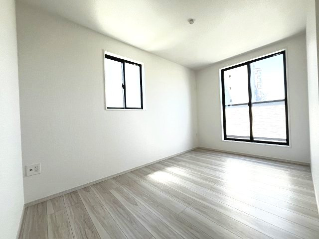 【寝室】 | 福岡市西区愛宕1丁目3期　1号棟（全2棟）【仲介手数料無料・0円】 | 現地写真。3階主寝室です。