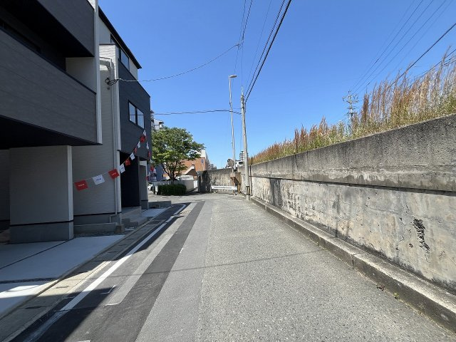【その他】 | 福岡市西区愛宕1丁目3期　1号棟（全2棟）【仲介手数料無料・0円】 | 現地写真。前面道路です。