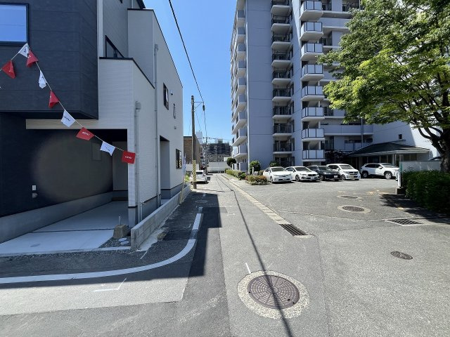 【その他】 | 福岡市西区愛宕1丁目3期　1号棟（全2棟）【仲介手数料無料・0円】 | 現地写真。前面道路です。