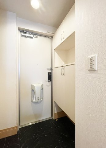 ロン・ラポール A棟の玄関