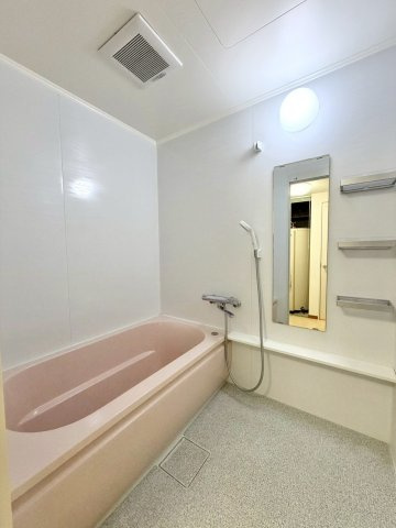 【ReDream】コトーハイツ伏見稲荷A棟 の浴室|【浴室】
ゆったりとした浴槽で一日の疲れを癒せる、清潔感のある落ち着いたバスルームです！

室内（2026年4月）撮影