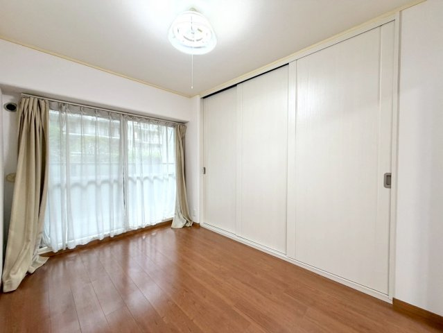 【ReDream】コトーハイツ伏見稲荷A棟 の洋室|【洋室】
大きな窓からやわらかな光が差し込む洋室。シンプルな空間なので、寝室やワークスペースなど自由にレイアウトできます。

室内（2026年4月）撮影