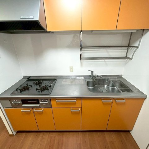 【ReDream】コトーハイツ伏見稲荷A棟 のキッチン|鮮やかなオレンジが空間を明るく彩る、使い勝手の良いシンプルで機能的なキッチンです！