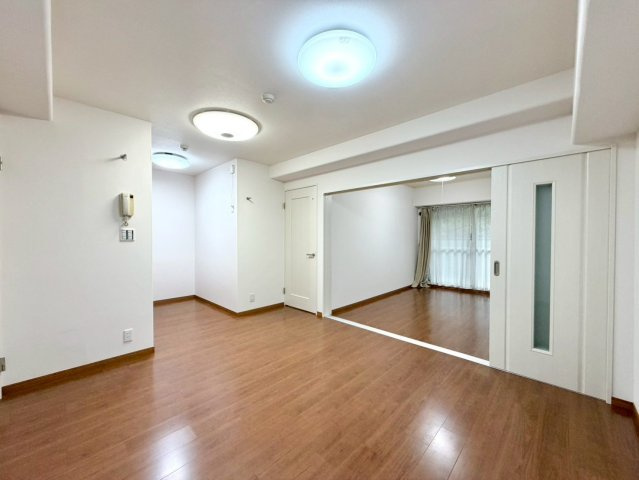 【ReDream】コトーハイツ伏見稲荷A棟 の居間・リビング|【リビング】
引き戸を開ければ奥のお部屋とつながり、開放感のある空間に。ライフスタイルに合わせて使い分けしやすい洋室です。

室内（2026年4月）撮影